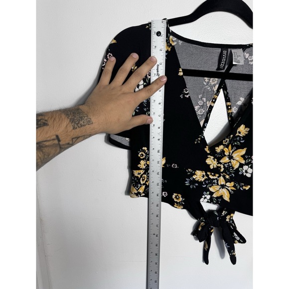 H&M Divided Floral Crop Top Size S Black Yellow V-Neck Short Sleeve Tie Front S - Picture 8 of 8